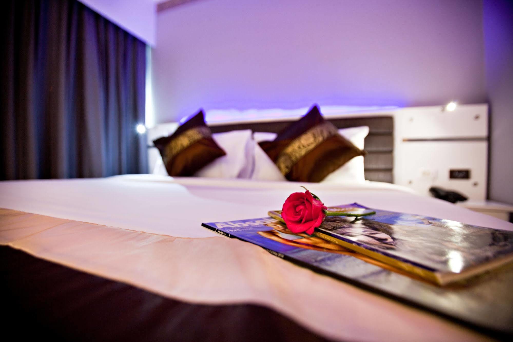C&N Hotel - SHA Extra Plus Patong Esterno foto
