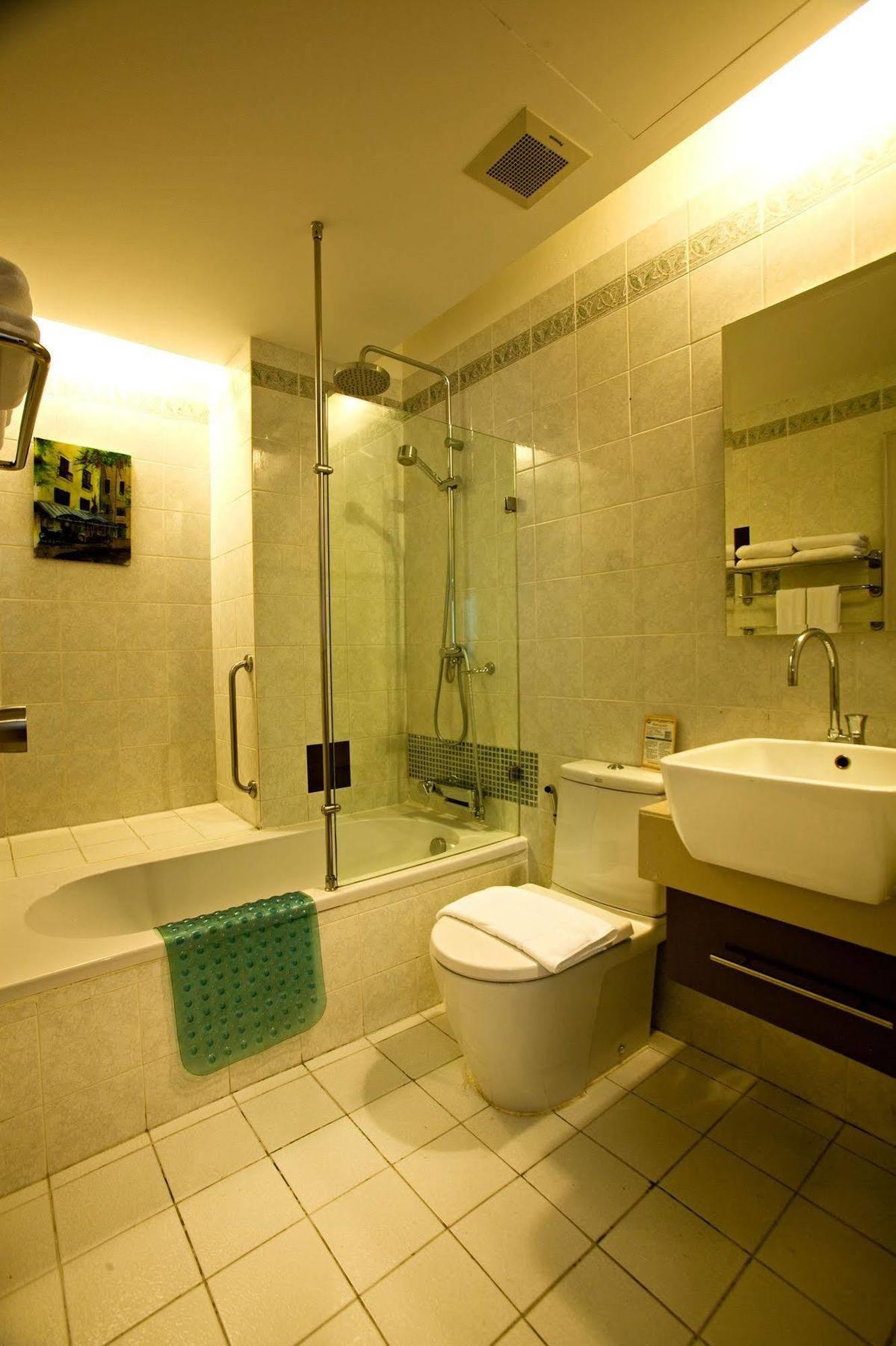 C&N Hotel - SHA Extra Plus Patong Esterno foto