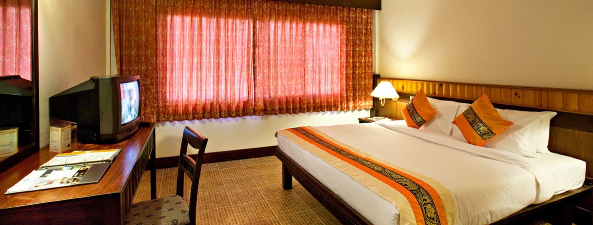 C&N Hotel - SHA Extra Plus Patong Esterno foto